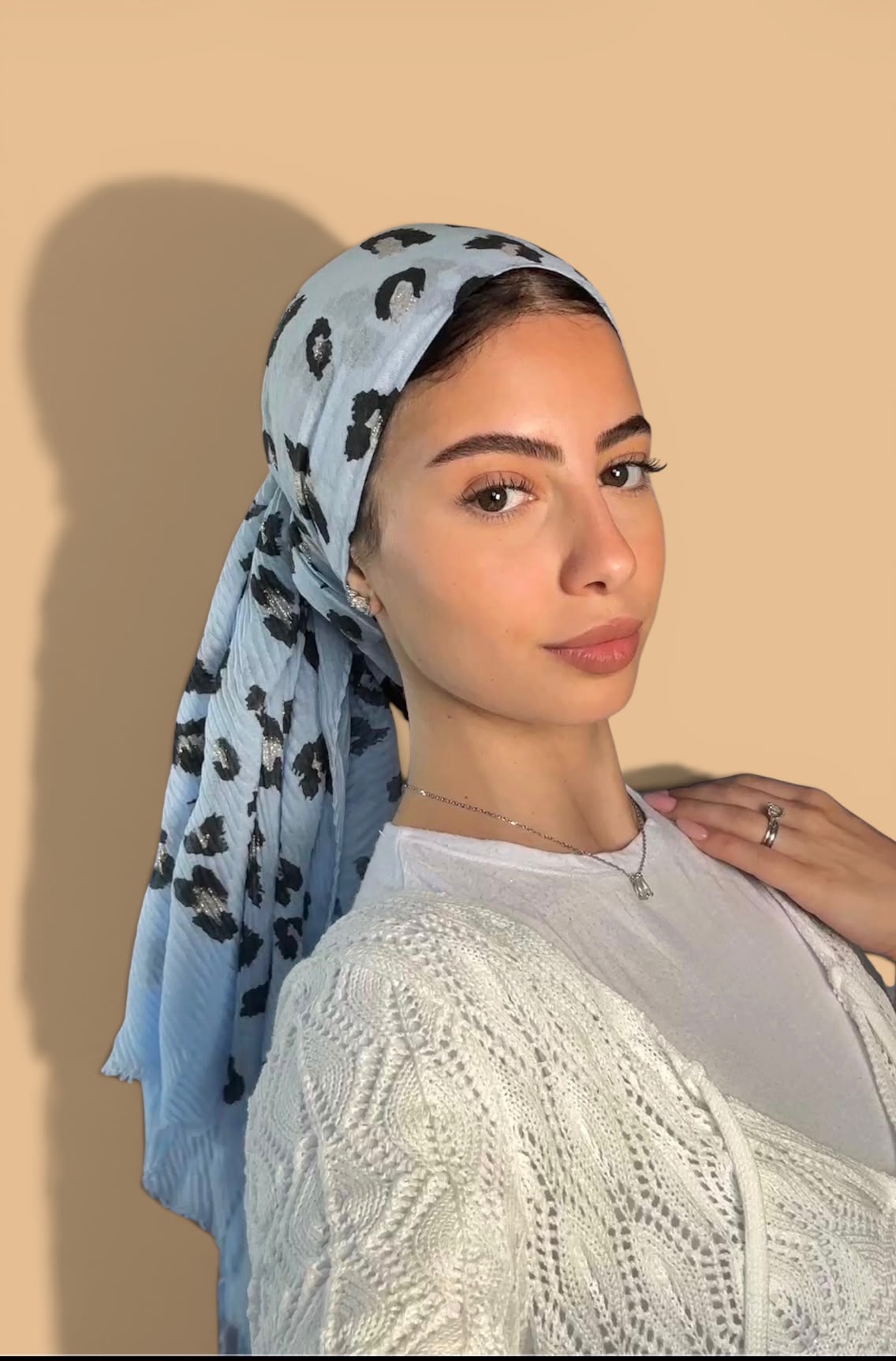 מטפחת פליסה יוקרתית – דגם LÉONA תכלת – תמונה 2